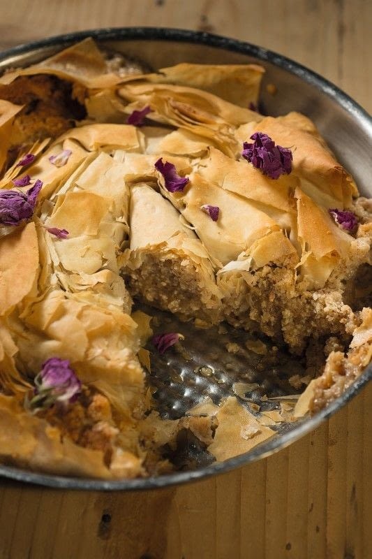 Almond and rose cake