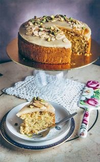  Almond and semolina sugee cake