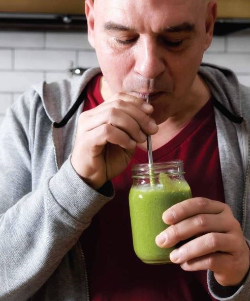 Almond, berry, and chia smoothie with spinach