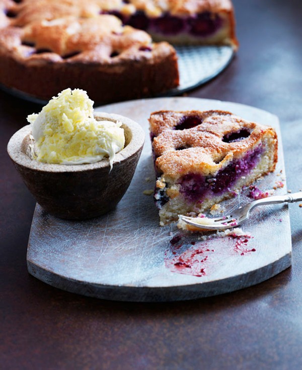 Almond blackberry cake