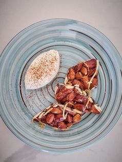 Almond brittle with ricotta mousse and cinnamon (Croccante di mandorle con mousse di ricotta e cannela)