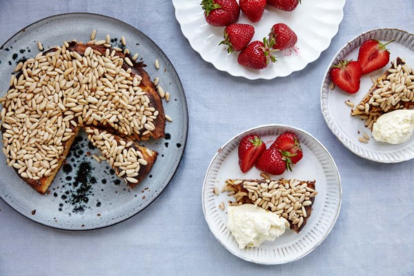 Almond cake with strawberries and cream