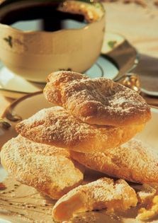 Almond cakes (Ricciarelli)