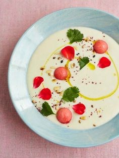 Almond, cauliflower and garlic party soup