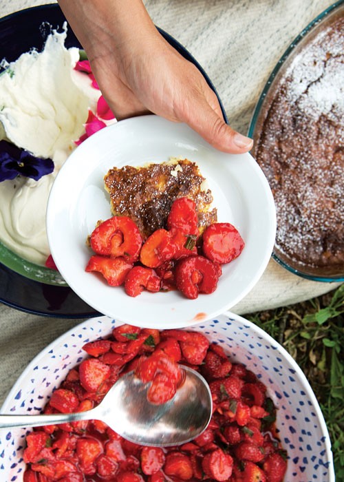 Almond cheesecake with macerated strawberries and mint (Ostaka med färska jordgubbar och mynta)