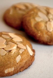 Almond cookies (Badem kolatsi)