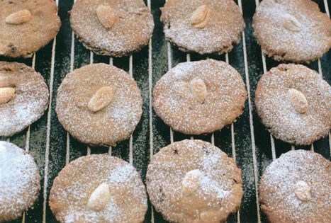 Almond cookies with cardamom