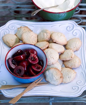 Almond cookies with cherries & cream