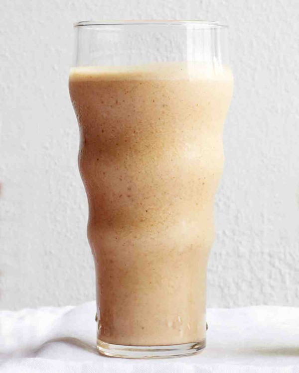 Almond-date smoothie
