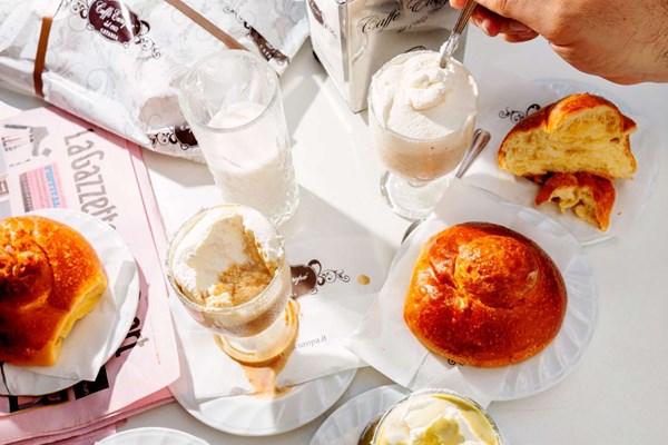 Almond granita with whipped cream "top and bottom" (Granita di mandorla con panna sotto e sopra)