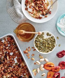 Almond granola with apricots