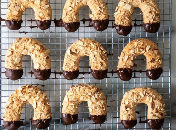 Almond horns (Mandelhörnchen)