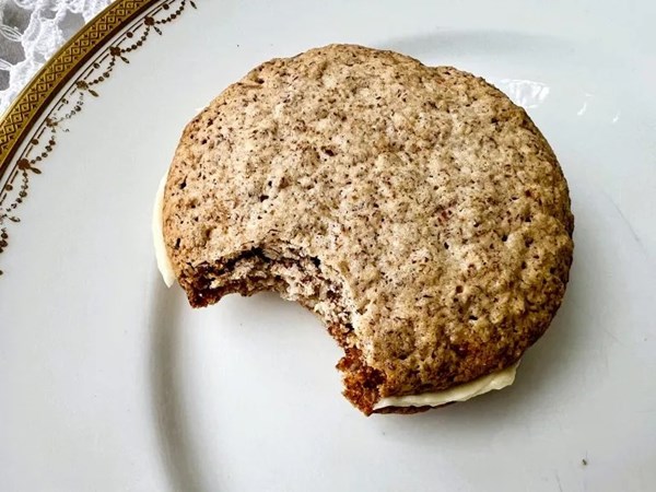 Almond "macarons" with honey buttercream