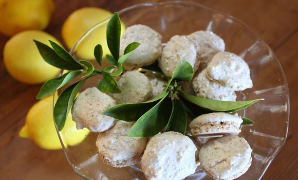 Almond macaroons