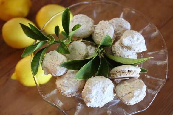 Almond macaroons