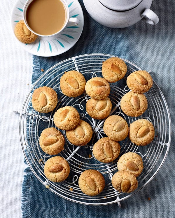 Almond macaroons [Miriam Lewis]