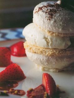 Almond macaroons with mascarpone mousse and strawberries