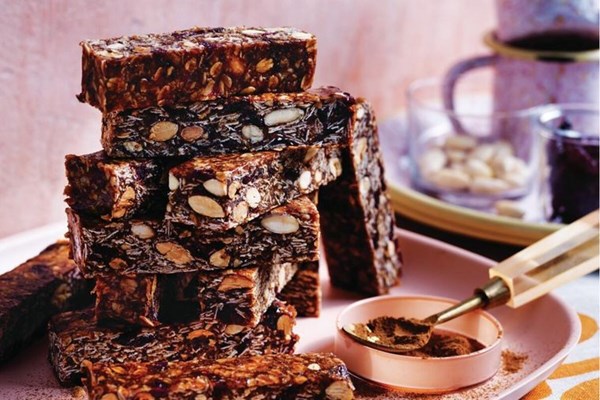 Almond, maple and cranberry chewy granola bar