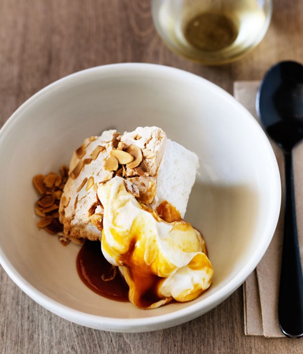 Almond meringue with white peach caramel