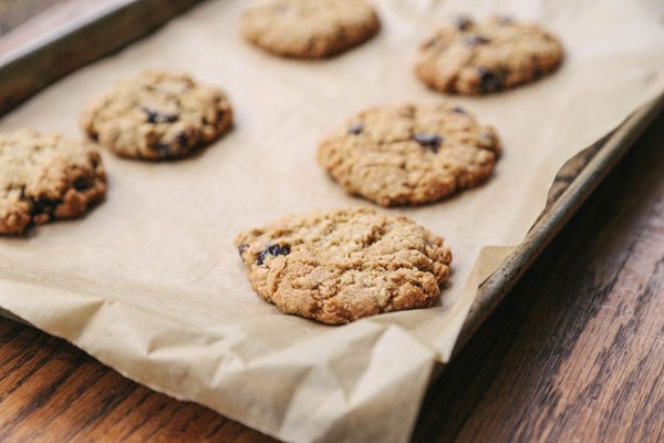 Almond-oatmeal cookies with dried cherries