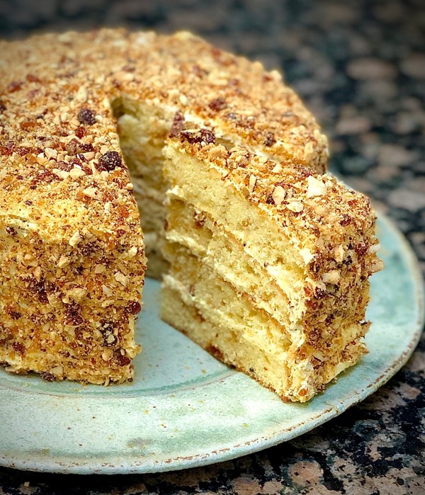 Almond or hazelnut praline cake