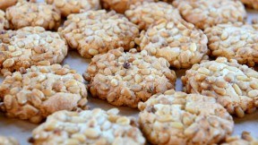 Almond pine nut cookies (Amaretti con pignoli)