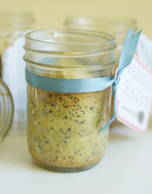 Almond-poppyseed cakes in jars