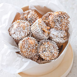 Almond-scented mixed dried fruit bites