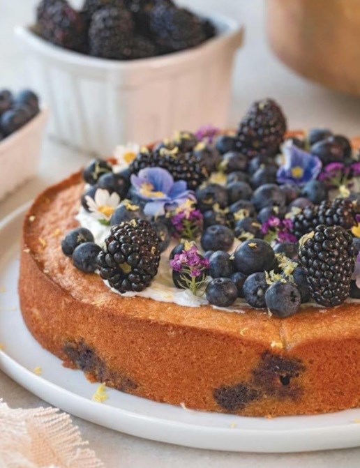 Almond snacking cake with berries