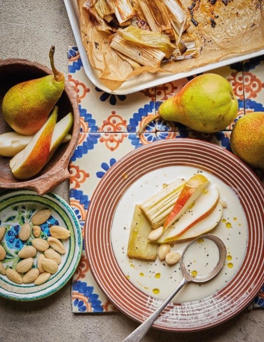 Almond soup with roasted leeks & pear (Puerros con sopa de almendras y peras)