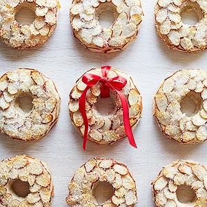 Almond wreath cookies