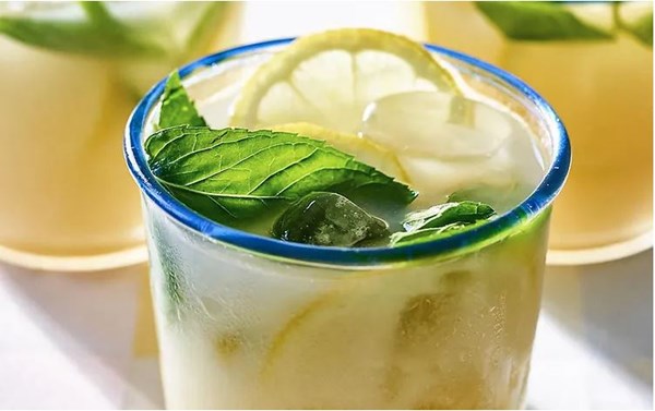 Almondy vodka limonana