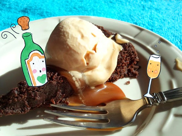 Almost flourless chocolate cake with dulce de leche 