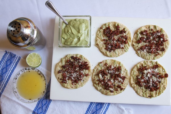 "Almost Oaxacana" grilled tostadas with chorizo, tangy guacamole and fresh cheese (Tlayudas "casi Oaxaqueñas" con chorizo, guacamole y queso fresco)