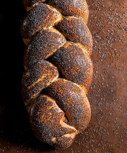 Alsatian braided pain au pavot