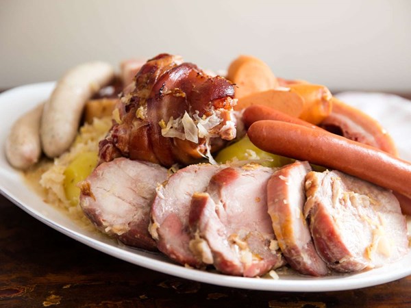 Alsatian braised sauerkraut with mixed meats and sausages (Choucroute garnie à l'Alsacienne)