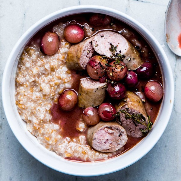 Alt-grain porridge with sausages and grapes