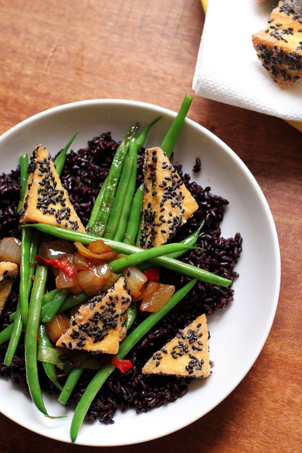 Amaranth-crusted tofu with string beans and forbidden rice