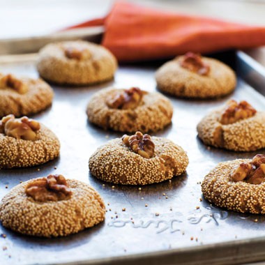 Amaranth-walnut cookies with brandy