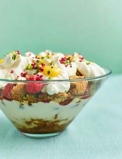 Amaretti and lemon curd trifle