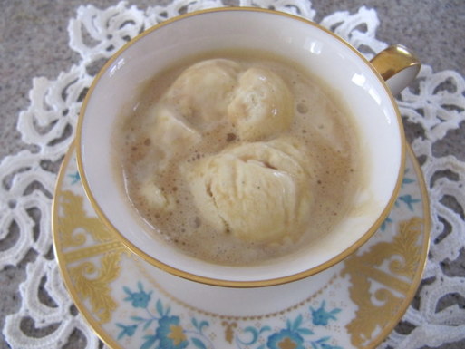 Amaretto affogato