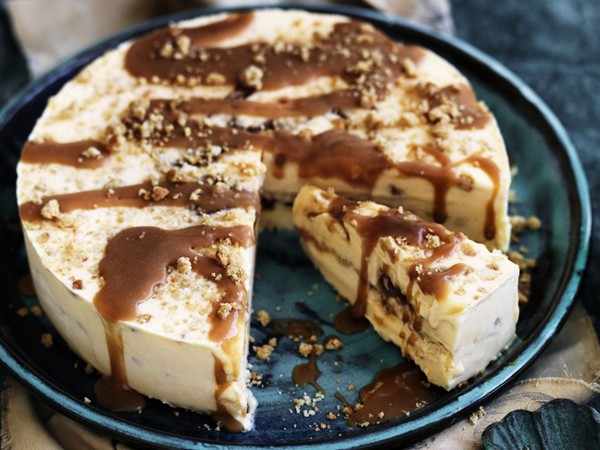 Amaretto and caramel ice-cream cake