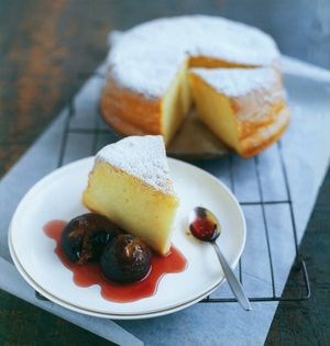 Amaretto cake with caramelised figs