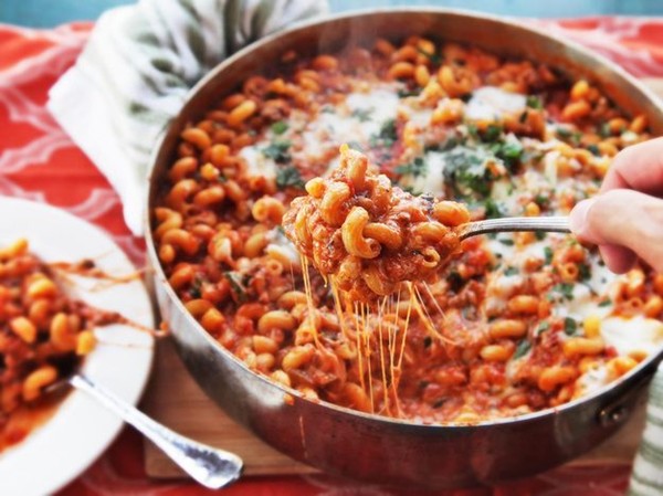 American chop suey (Macaroni, beef, and cheese skillet casserole)