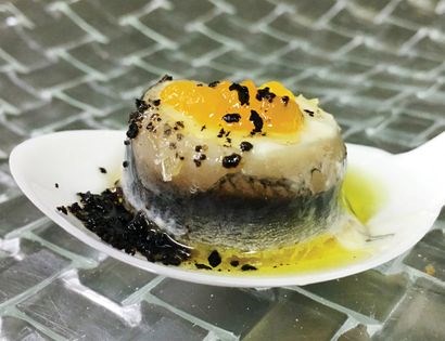 Amuse-bouche of anchovy with almond cream and clementine and lime spheres (Combinado de boquerón con ajoblanco, esferas de mandarina y lima)