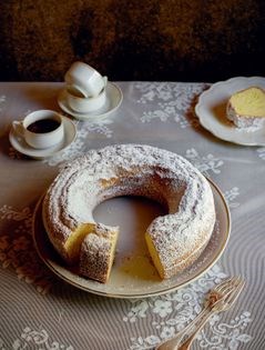 An easy Italian ring cake (Ciambellone)