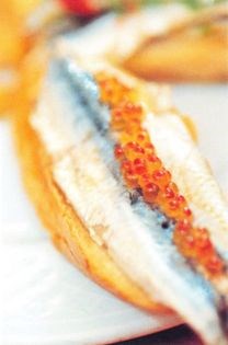 Anchovy and trout caviar toasts (Anchoa con huevos de trucha)