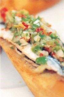 Anchovy and vegetable toasts (Anchoa jardinera)