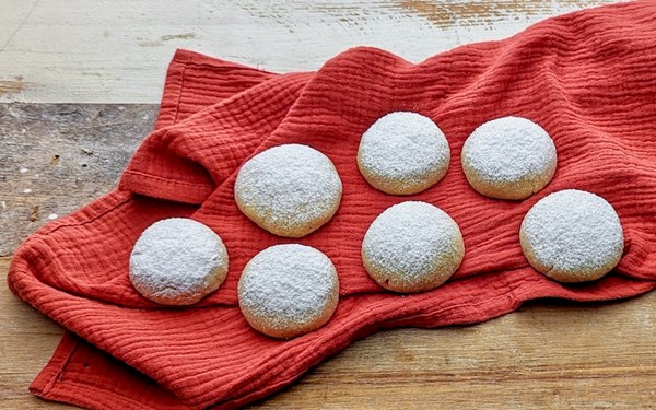 Andalusian shortbread (Polvorónes)