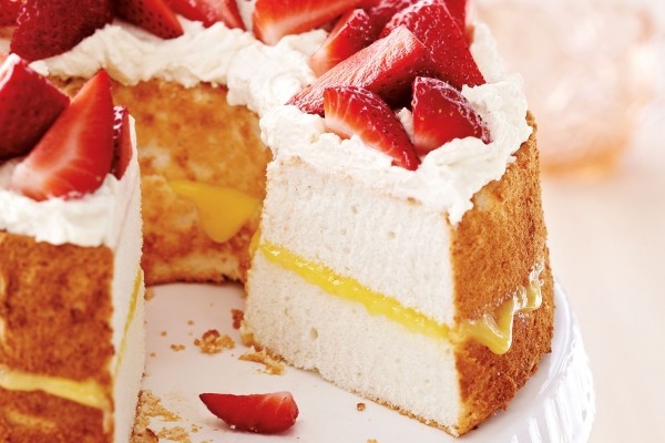 Angel food cake with lemon curd and mascarpone cream